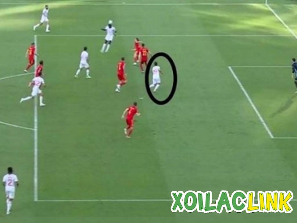 cau-thu-ao-trang-da-roi-vao-the-viet-vi