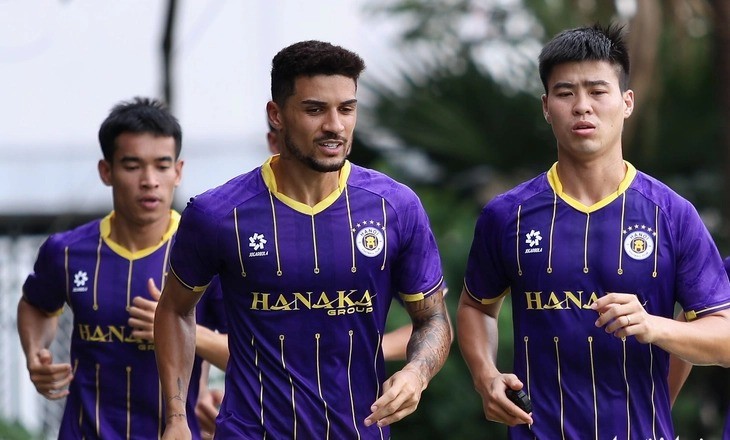 Hendrio (giữa) lấy tên Việt Nam là Đỗ Hoàng Hên 