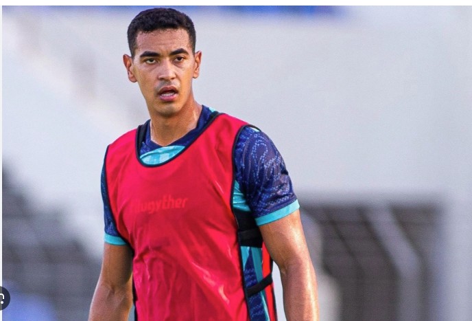 trung vệ Brazil Gustavo Santos