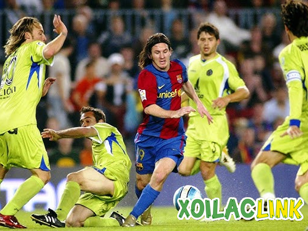 messi-re-bong-qua-nhieu-cau-thu