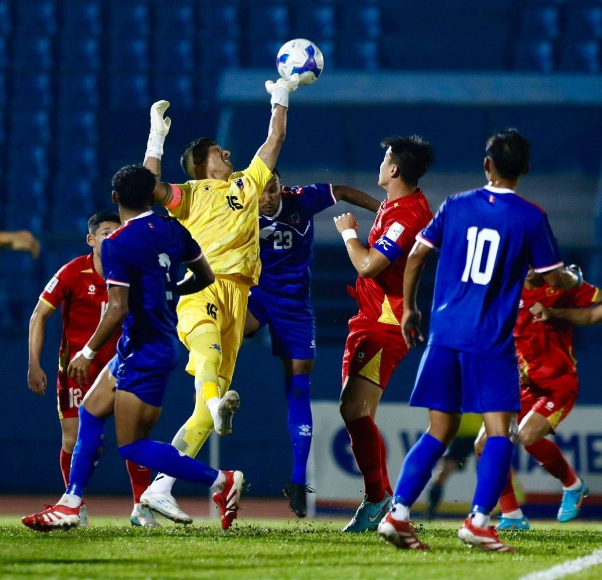 ĐT Việt Nam gặp rất nhiều khó khăn trước hàng thủ của Nepal. 