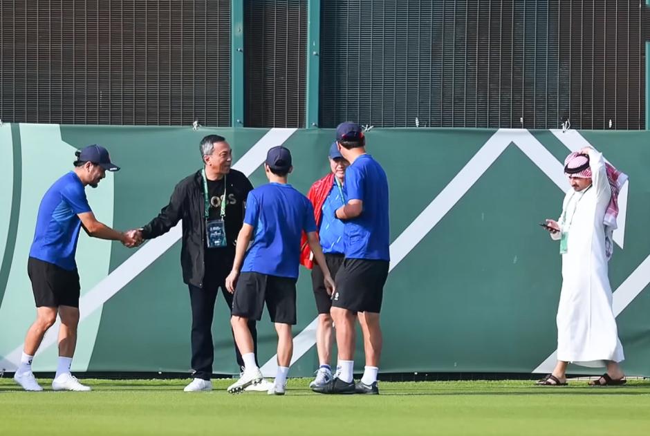 Chủ tịch Trần Quốc Tuấn tới sân động viên U23 Việt Nam chiều 11/1